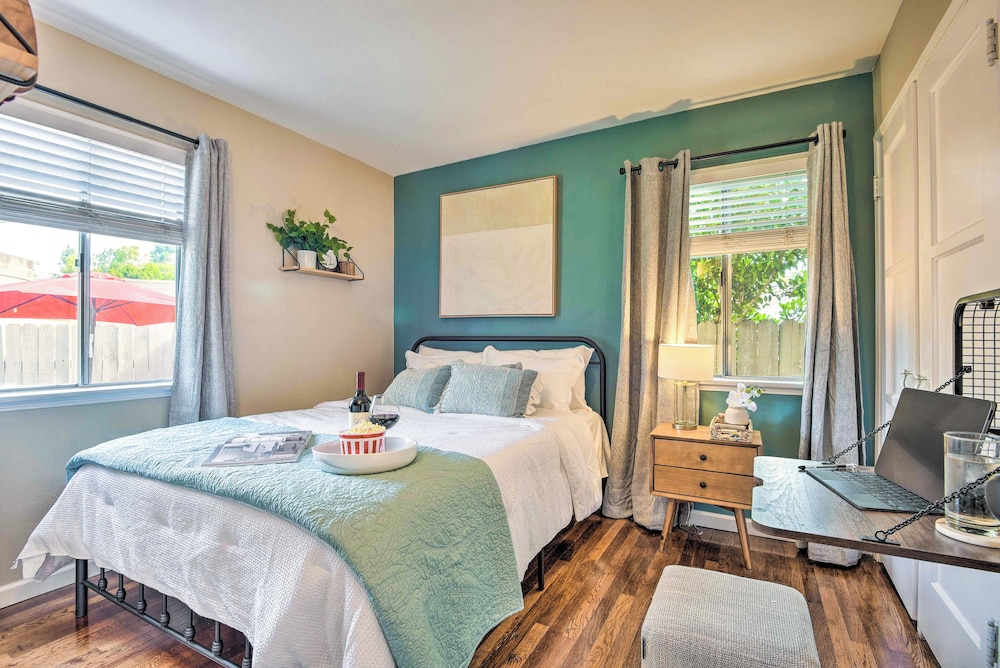 Burbank Vacations - Stylish Modern Burbank Gem w/ Private Yard! - Property Image 15