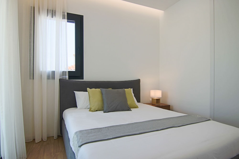 Phaedrus Living: Sea View Anna Residence 202 view 3