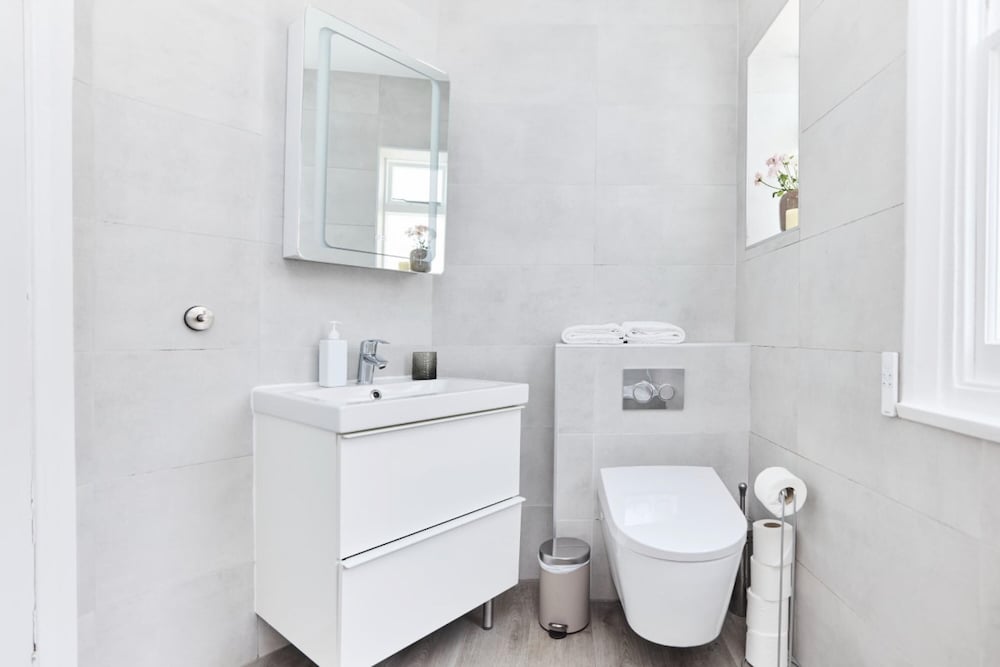 The Waterlow Park Wonder - Trendy 2bdr With Study Room and Patio