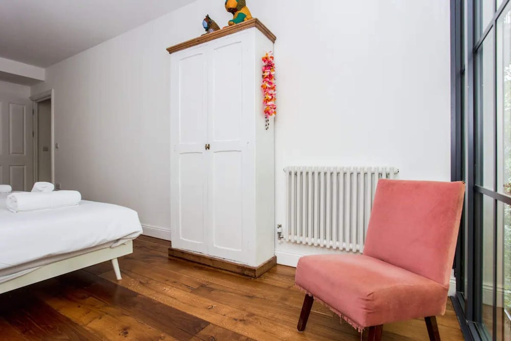 Cosy 2 Bedroom Apartment With Great Outdoor Balcony