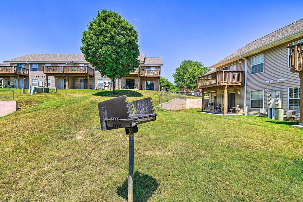 Cozy & Convenient Branson Condo w/ Balcony! view 4