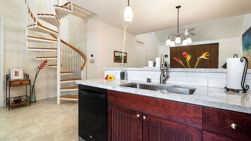 Top-floor Condo w/ Golf and Mountain Views - Pool, Gym, Wifi - Vrkcv