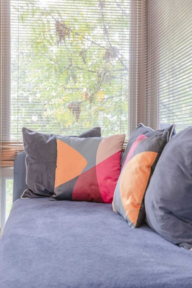 Spacious 2 Bedroom Apartment Near White City