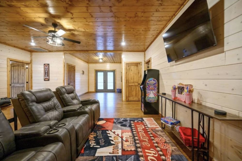 Whispering Winds Luxury Cabin in Hochatown