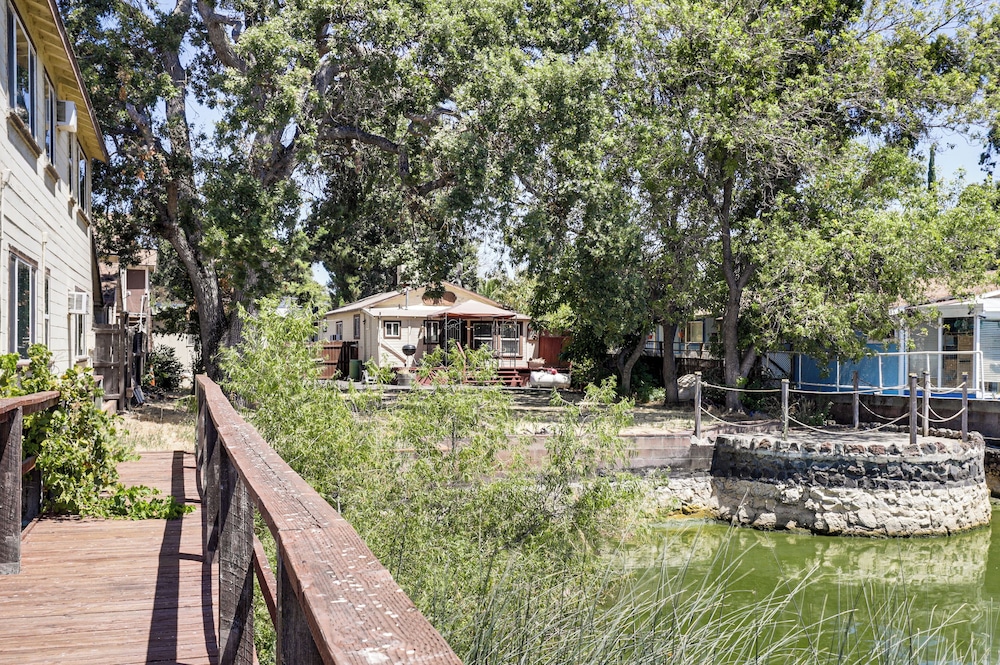 Watefront Getaway w/ Mtn Views & Dock in Clearlake