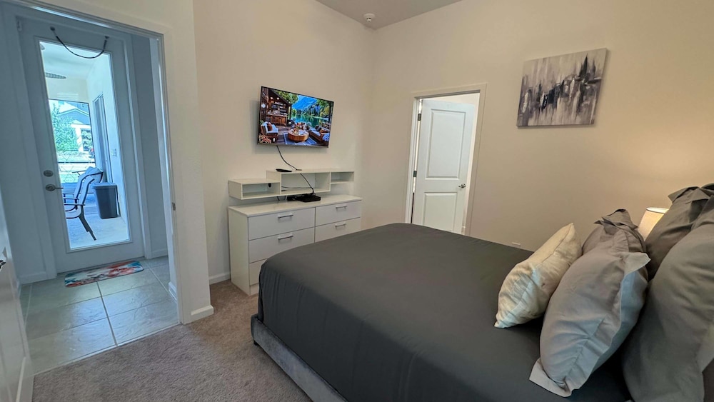 Family Friendly 12bd w Jacuzzi Veranda Palms 4401
