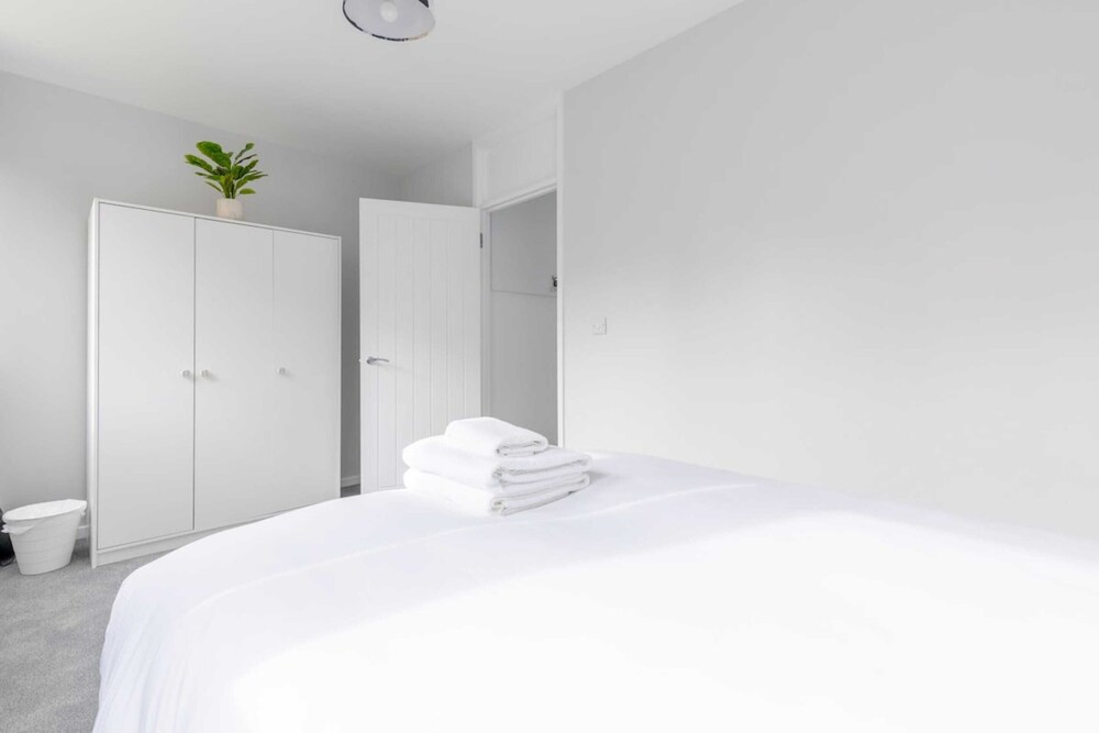 Newly Renovated 3BD Home, Islington!