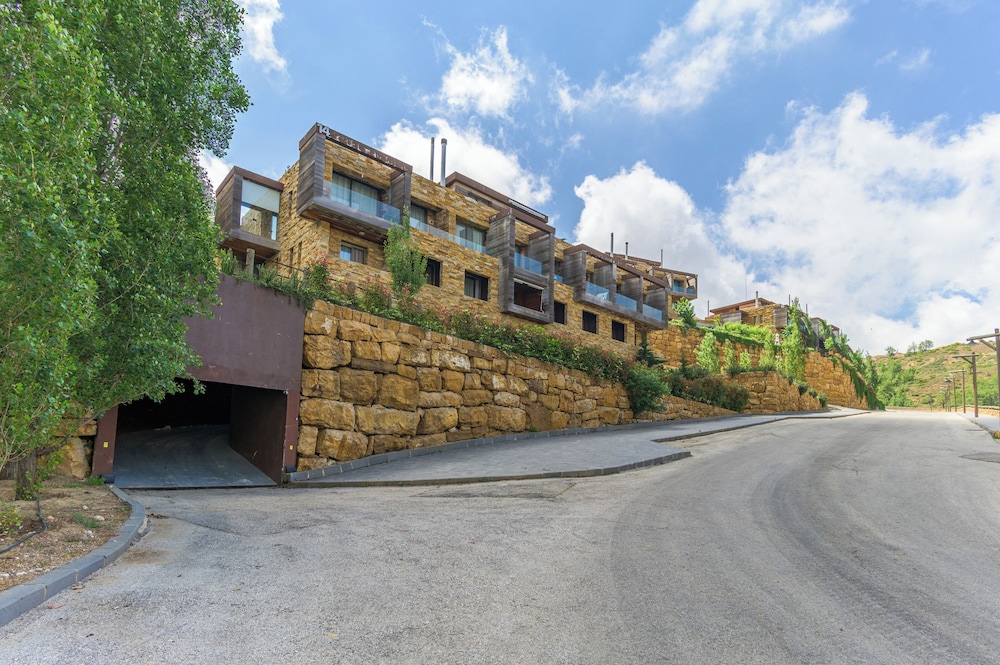 RedRock Faqra - Mountain Getaway Residences W Pool & Balconies