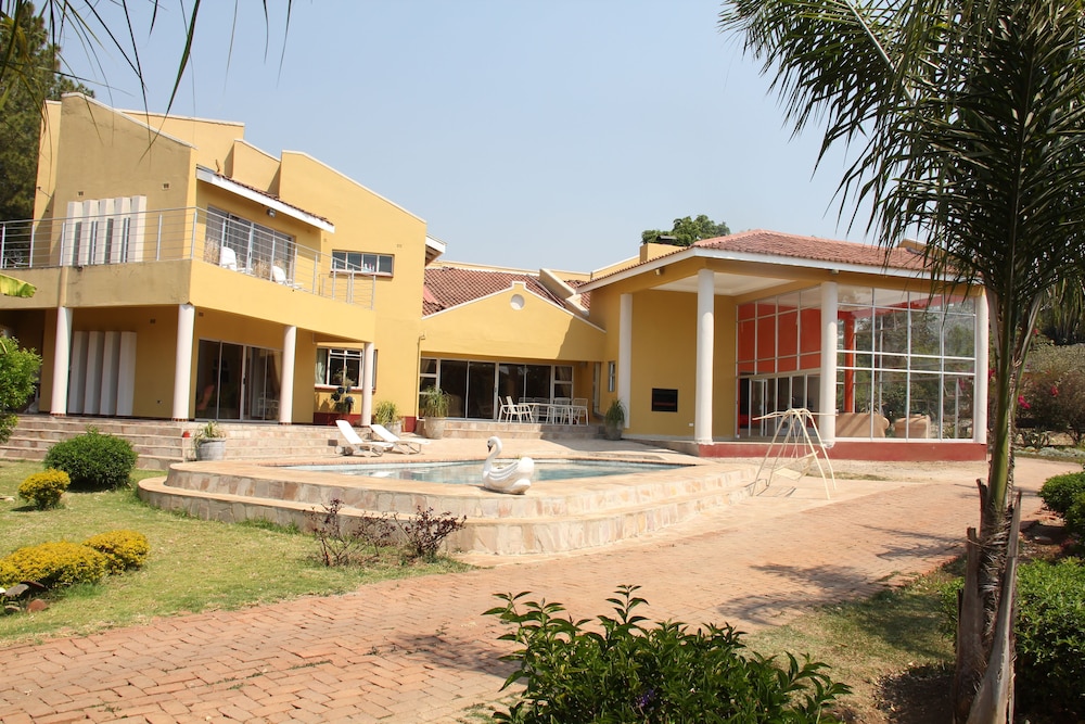 Borrowdale Ground Floor with Poolview