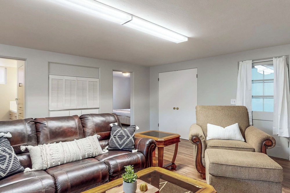 2BR Dog-friendly Duplex Close to Boise w/ W & D