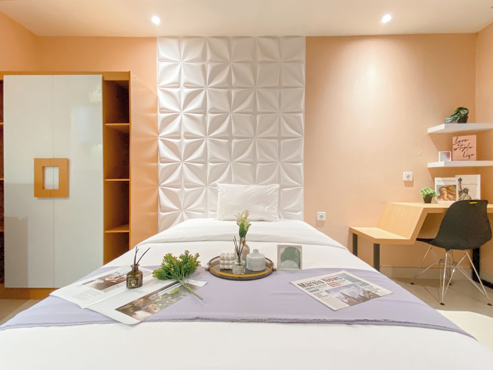 Peach Tone Studio At Evenciio Margonda Apartment
