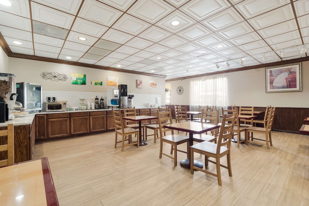 Statesboro Vacations - Quality Inn  Suites Conference Center Statesboro Historic District - Property Image 12