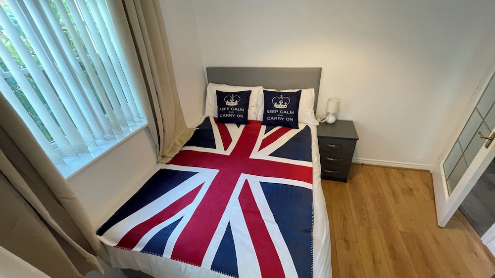 Stylish house for contractors + family, NEC, HS2 view 2