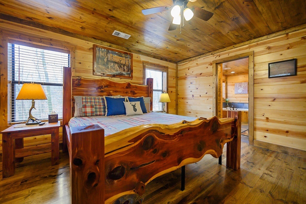 Whitetail Retreat Cabin for 13!
