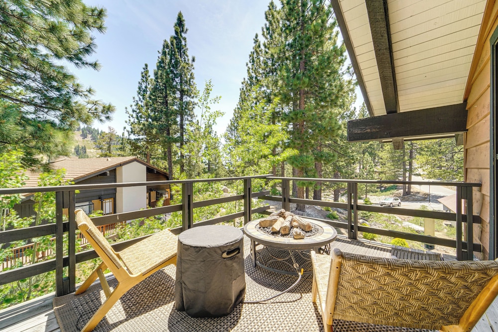 Walk to Diamond Peak: Luxe Chalet w/ Mtn-view Deck