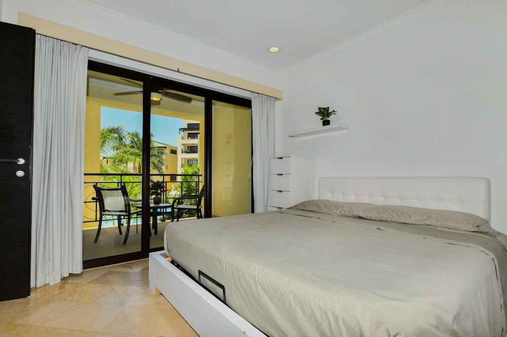 Amazing 1BR 2BA Condo Great Location w Pool GYM