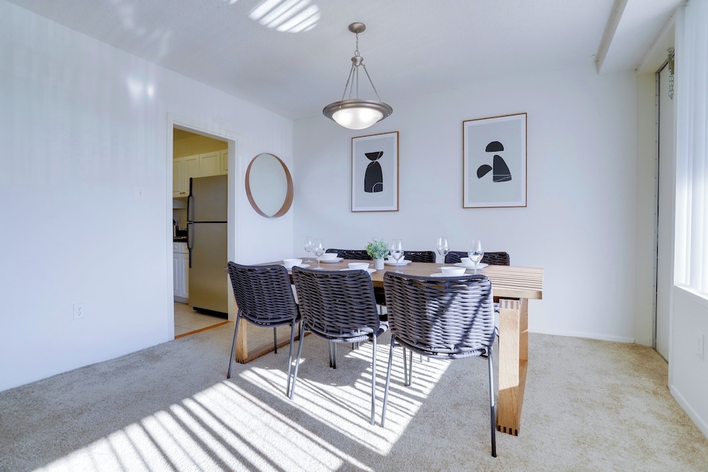 Spacious 2BR Apartment in Crystal City