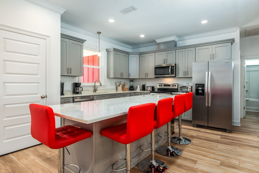 Wine N' Sea - 2704 Bienville 5 Bedroom Home by RedAwning