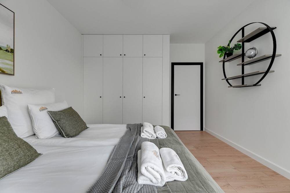Doki Living - Foodhall & Parking by Downtown Apartments