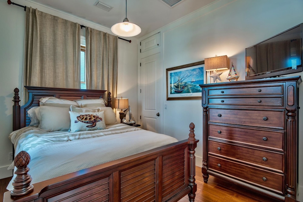 Tangled In Blue 5 Bedroom Holiday Home by Five Star Properties