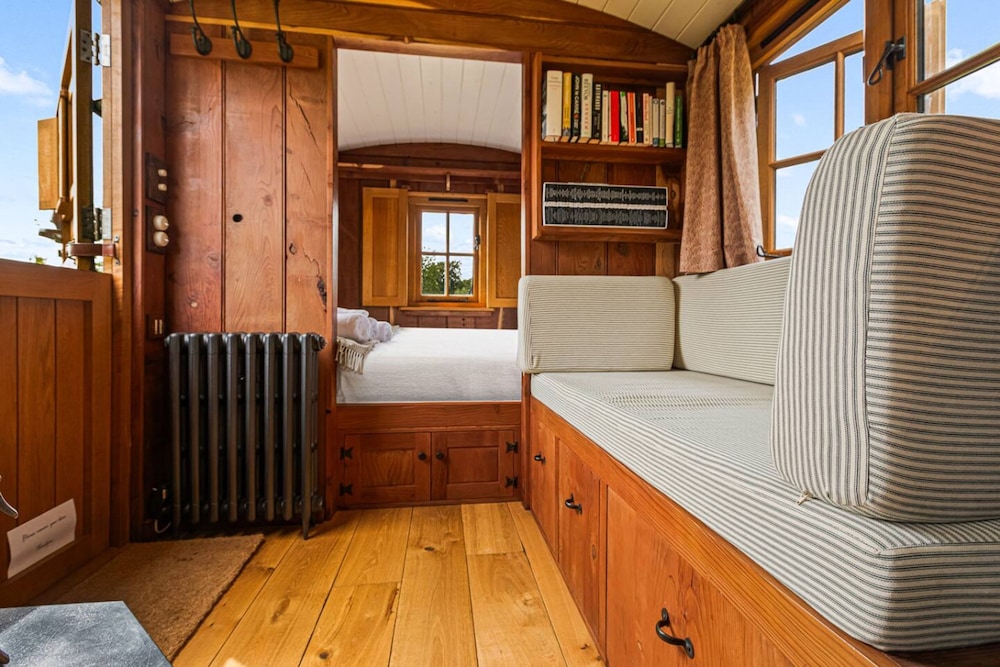 Drovers Hill at Stonor - Redwood - Shepherds hut