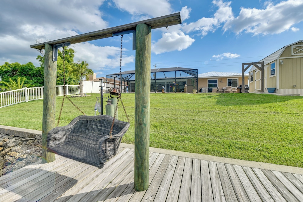 Fish, Swim & Relax: Canal-front Port Charlotte Gem