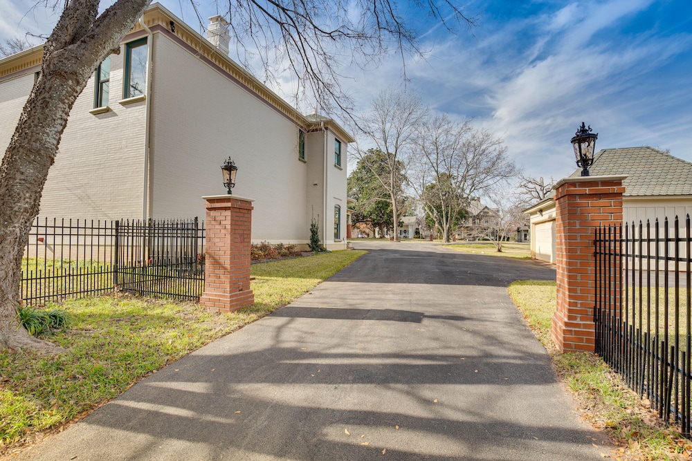 Historic Charnwood Guest House- 1 Mile to Downtown view 3