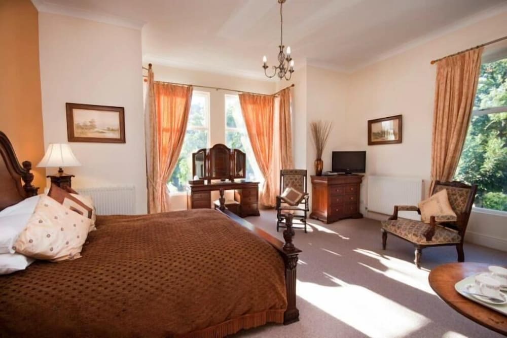 Ellingham House
