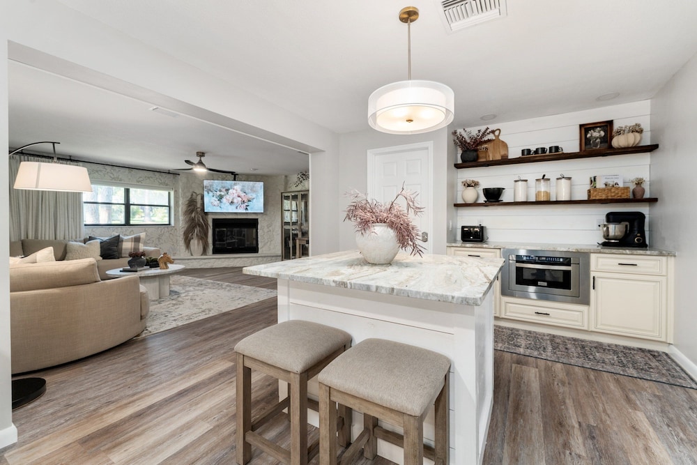 Designer Pet-friendly Retreat With Heated Pool 5 Bedroom Home