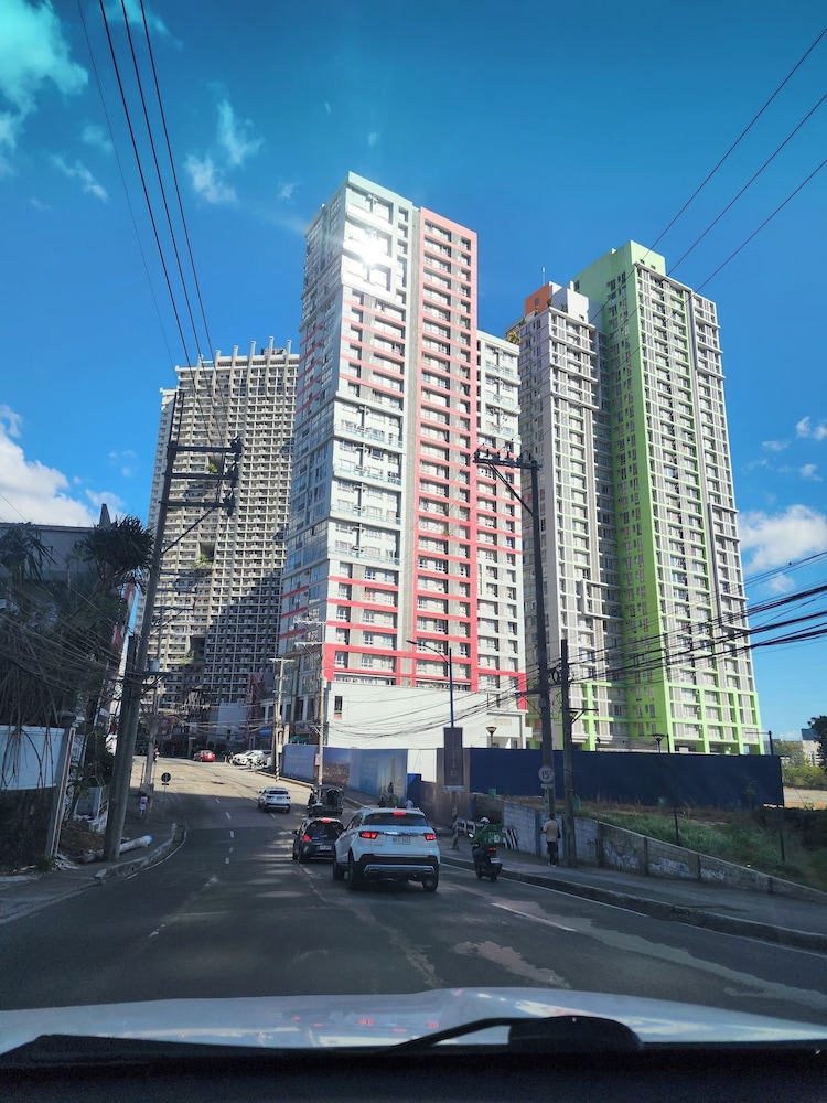 Cozy 1BR Condo in Mandaluyong City With City Skyline View
