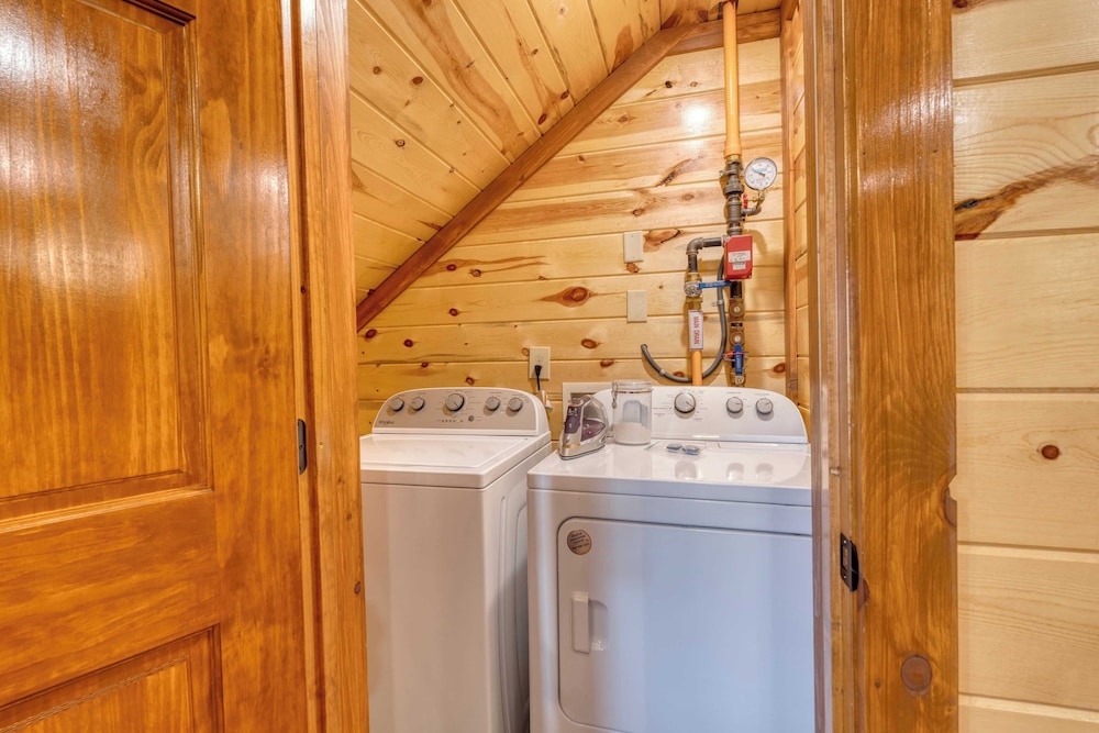 Dolly's Lodge by Avantstay Sleeps 28 - Luxe Smokies Cabin Game Room, Hot Tub, Views, Near Attractions