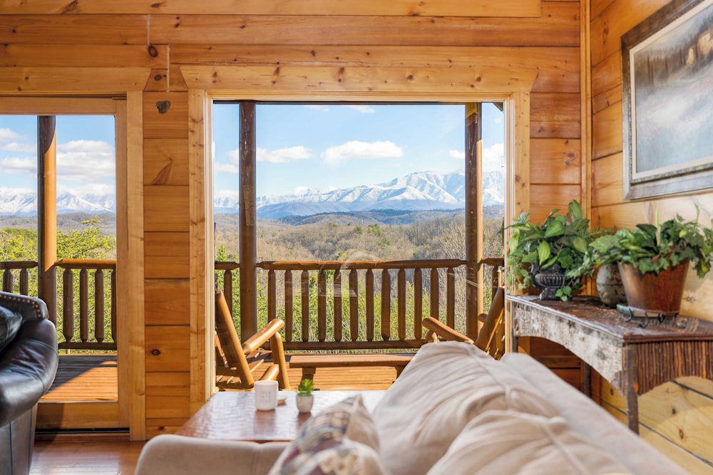 Luxury Cabin w/ Elevator, Theater & Hot Tub Near Dollywood Smoky Vista Lodge