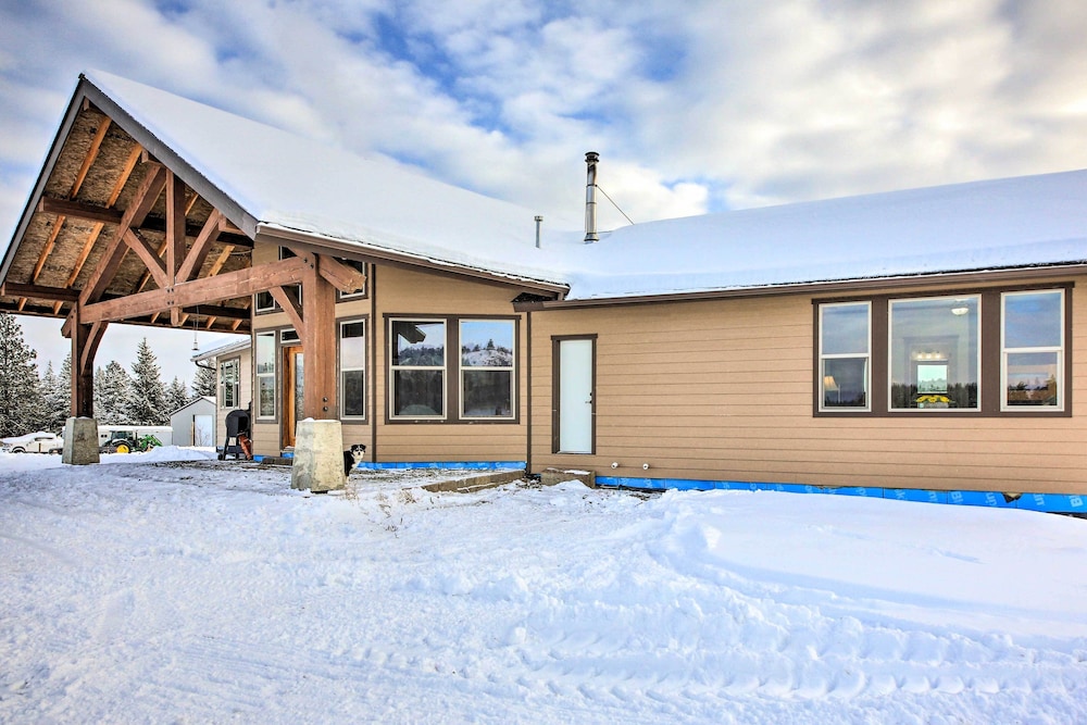 All-season Bonners Ferry Home w/ Views view 4
