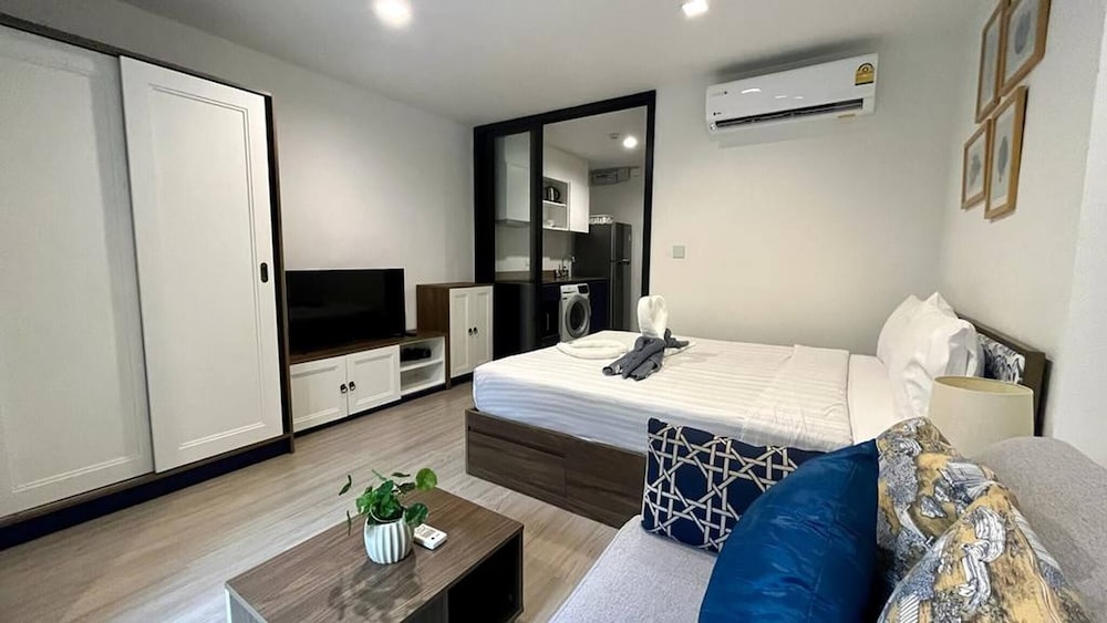 The Base - New Studio Great Location, Shared Pool