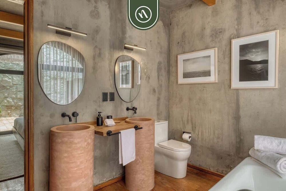 Luxury 3 BR House in Downtown - AC - Peaceful