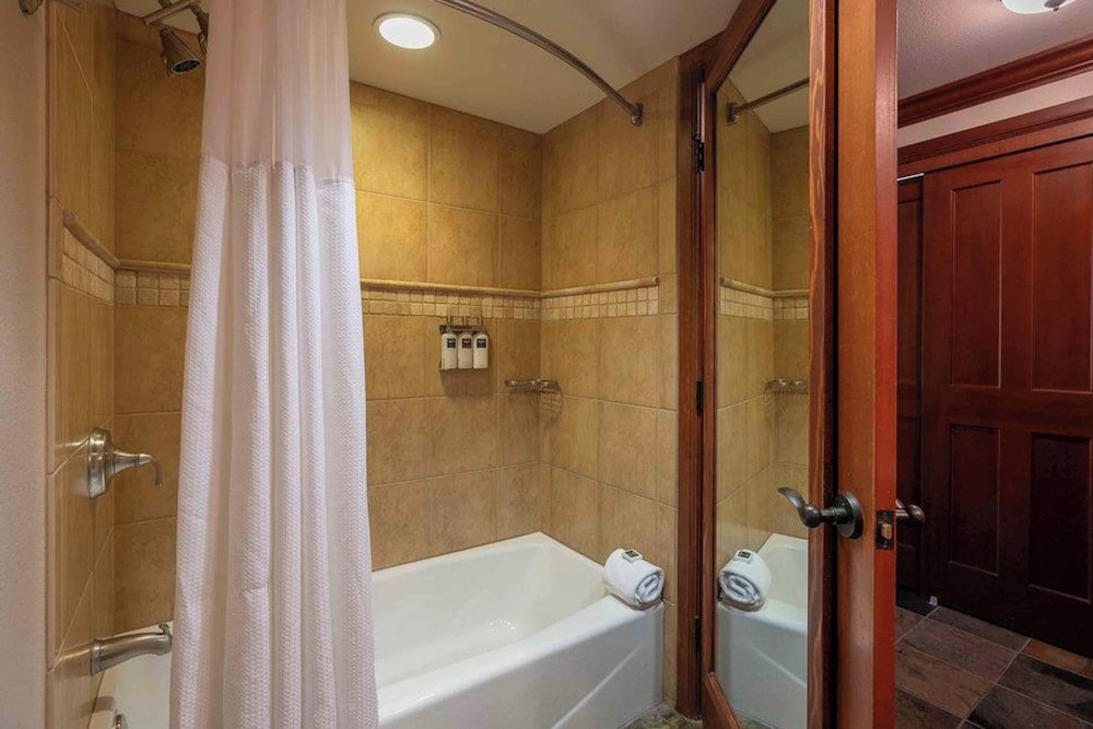 1BR Condo w/ Access to Resort Pools, Spa & Gym