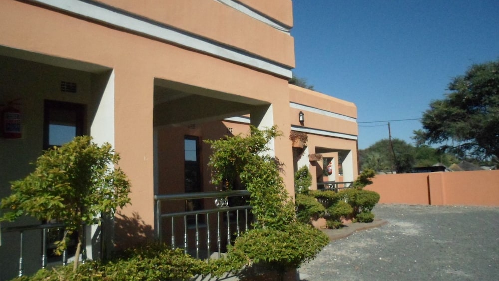 Gumare Executive Lodge