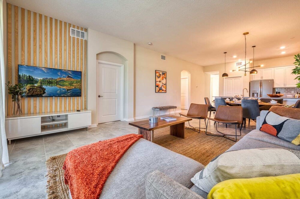 Luxury Brand New 2 Bdrm Condo - Image 4