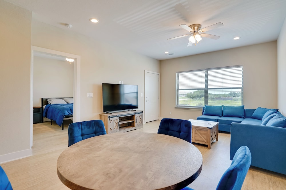 Commute to Fort Worth: Newly Built Apt w/ Pool
