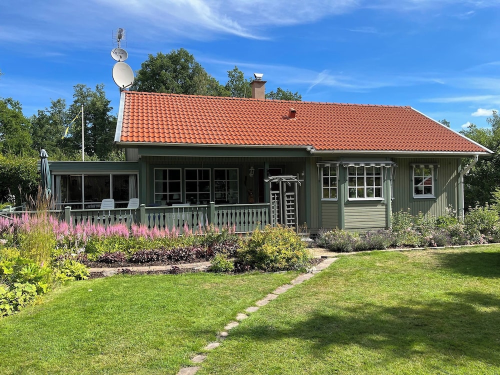 House with Hot Tub and Sauna 300 near the Lake