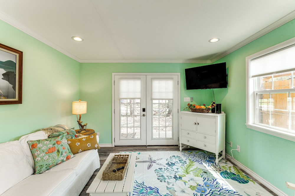 Walk to Pier & Dining: Central Rockport Cottage