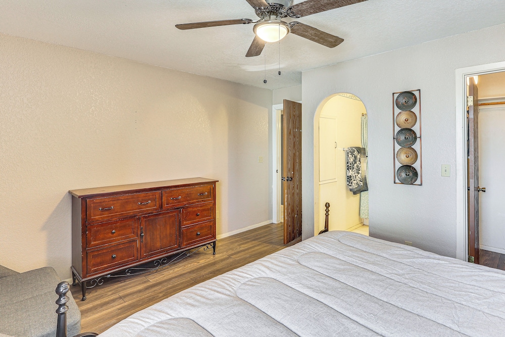 4 Mi to Beach & Boat Ramp: Lake Havasu City Abode!