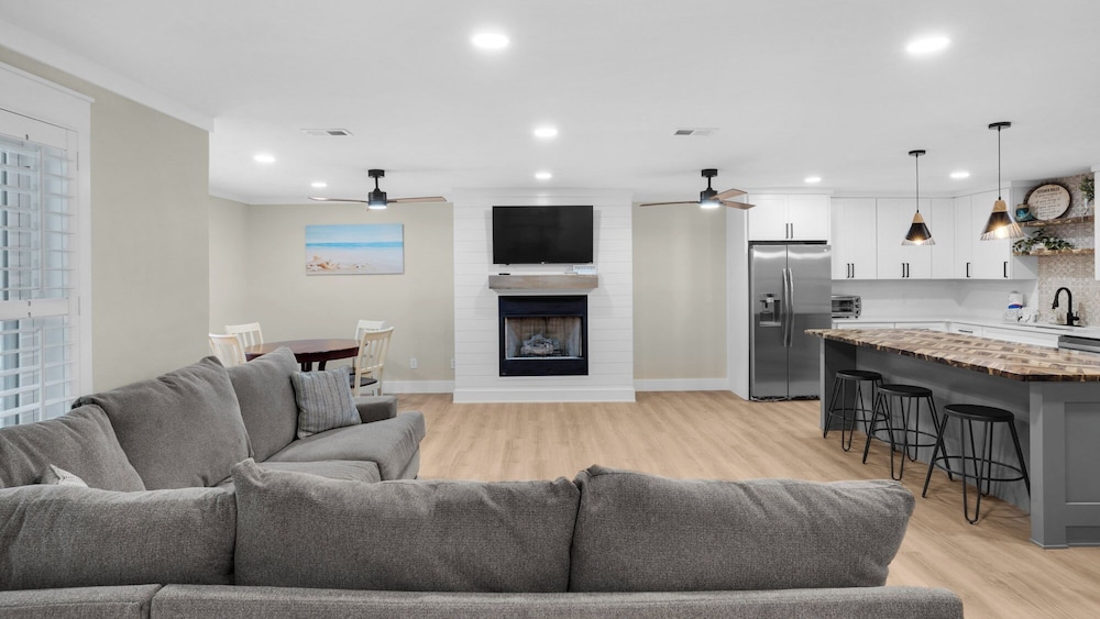 Spacious Retreat w/ Private Pool, Spa, Fireplace + Attraction Tickets!