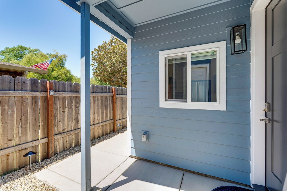 3 Mi to UC Davis: Retreat w/ Furnished Patio!
