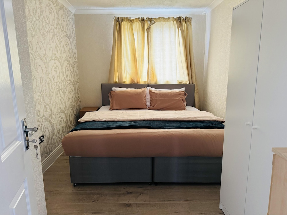 Entire 4-bed House in Sunderland view 5