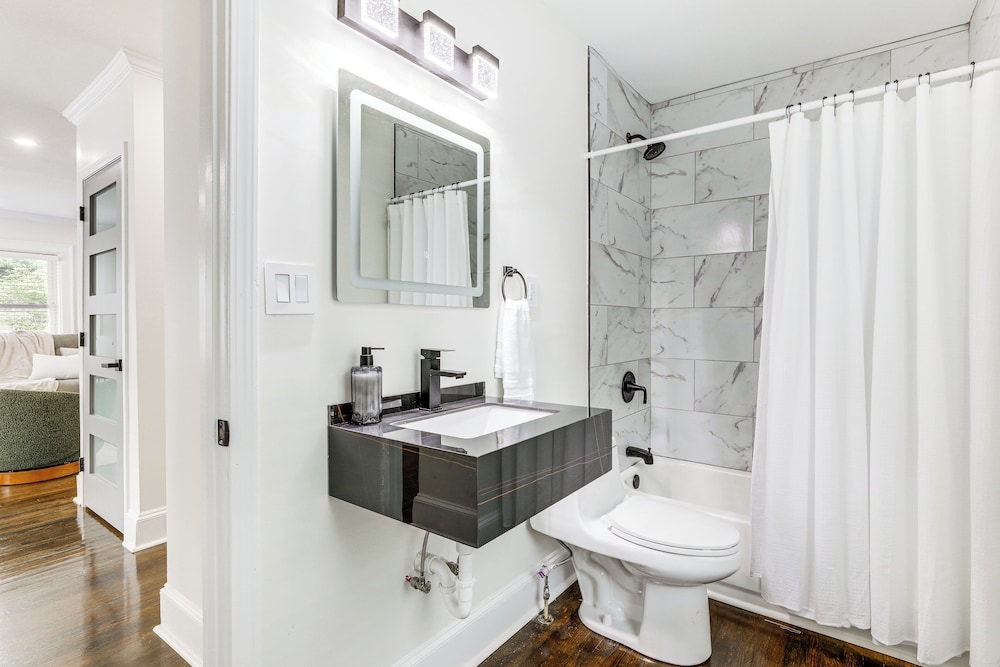 4 Mi to Aquarium & Arenas: Modern Atlanta Home