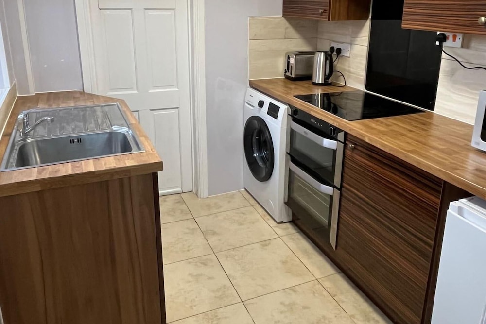 2 Bed Flat - Sleeps 4 - Parking - Wifi