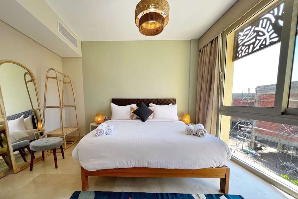 Xuru Stays I Exotic 1bdr w/ Outdoor Terrace Pool & Beach Access