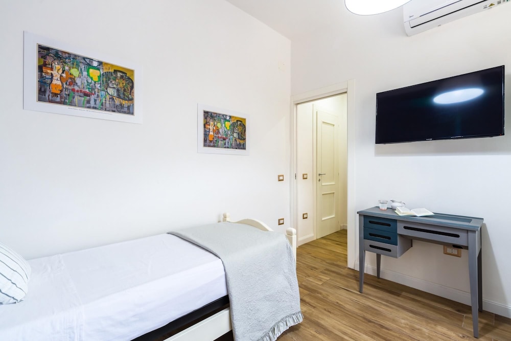 Bright Apartment With Private Parking Space