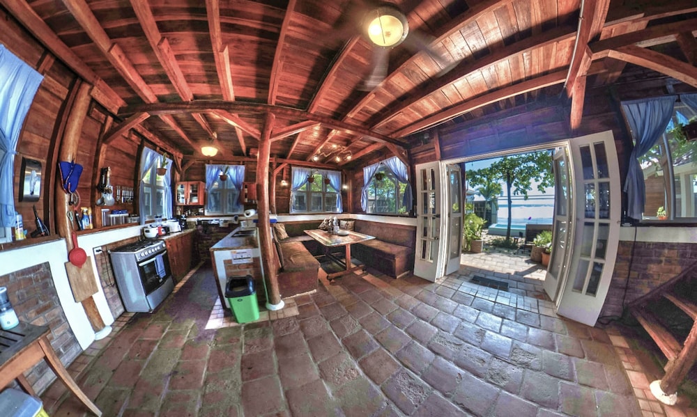 Balcony Bedroom Suite w Romantic Sunsets - AC - Pool